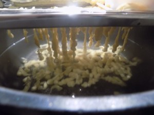 The Spätzlehobel in action